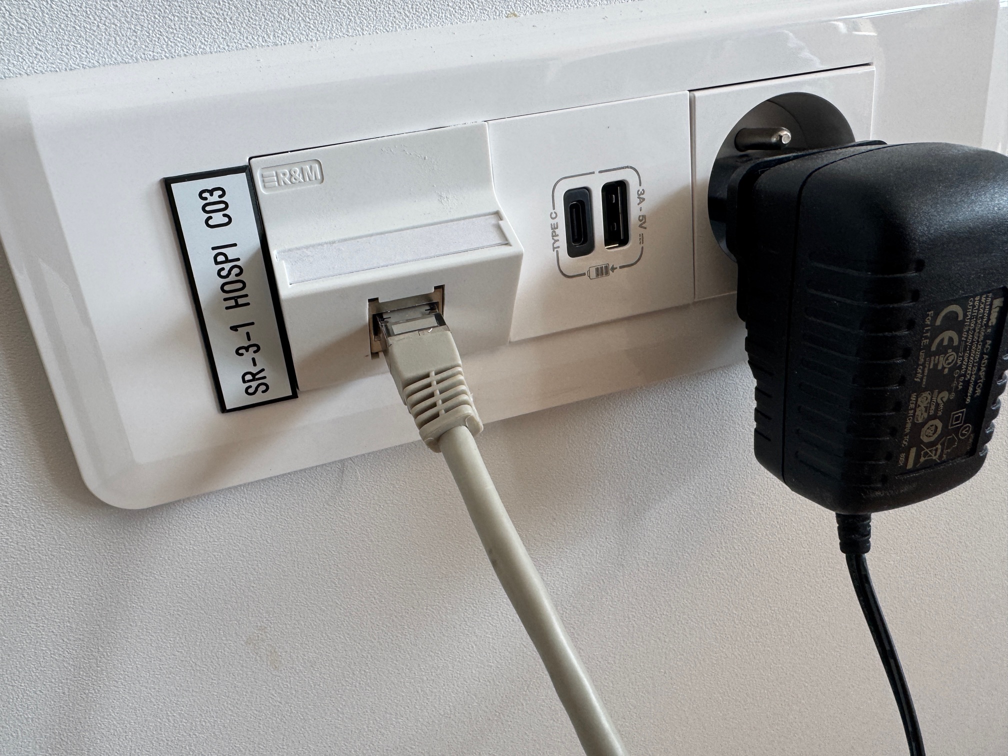 Prise réseau etiquetee SR-3-1 HOSPI C03 avec cable RJ45 - infrastructure réseau CH Tourcoing