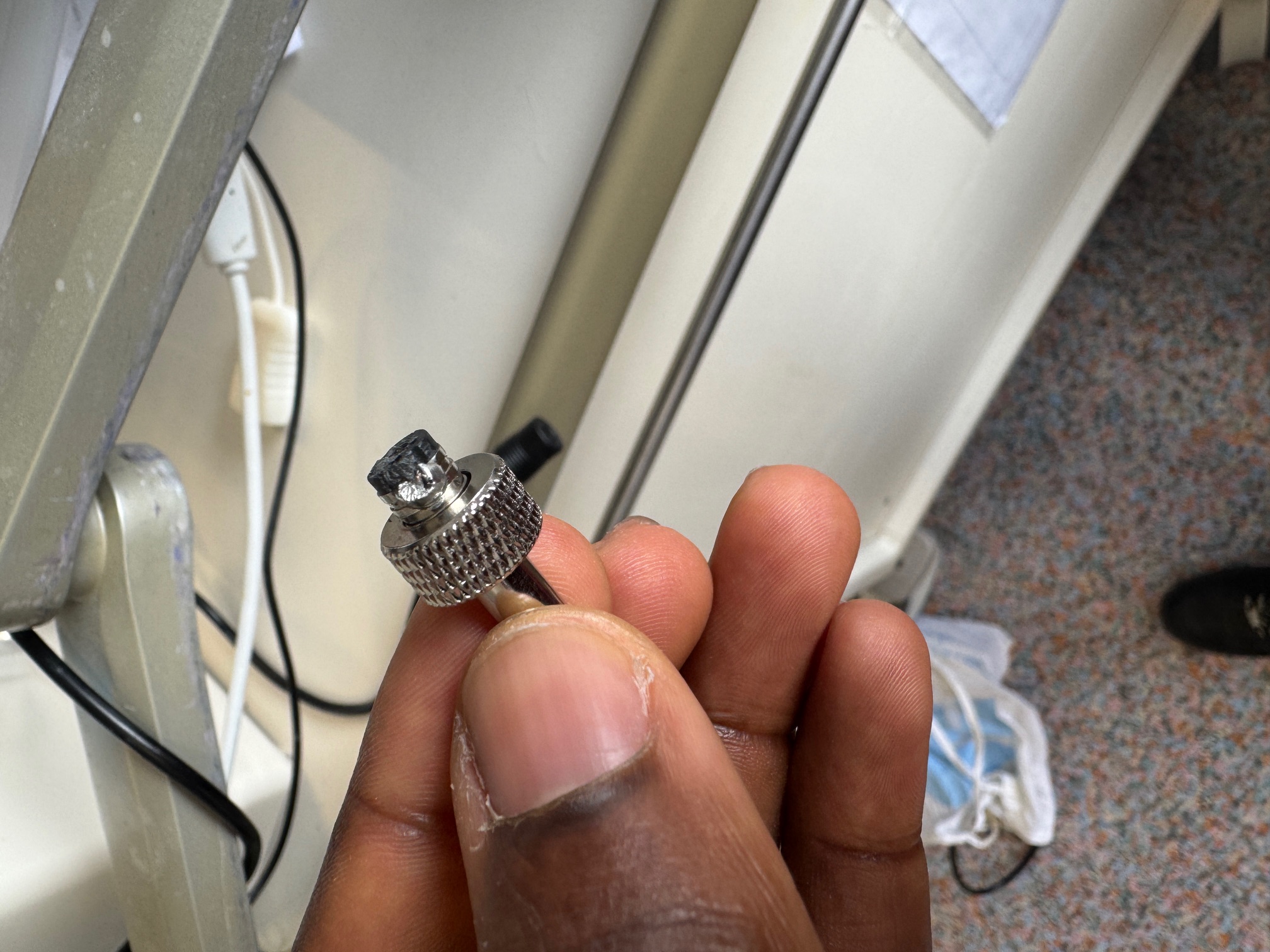 Intervention hardware terrain - composant connecteur identifie lors d une maintenance au CH Tourcoing